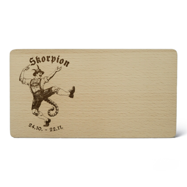 Detailansicht des gravierten Holzbrettchens im Skorpion-Design aus dem Woidladinger Online-Shop.